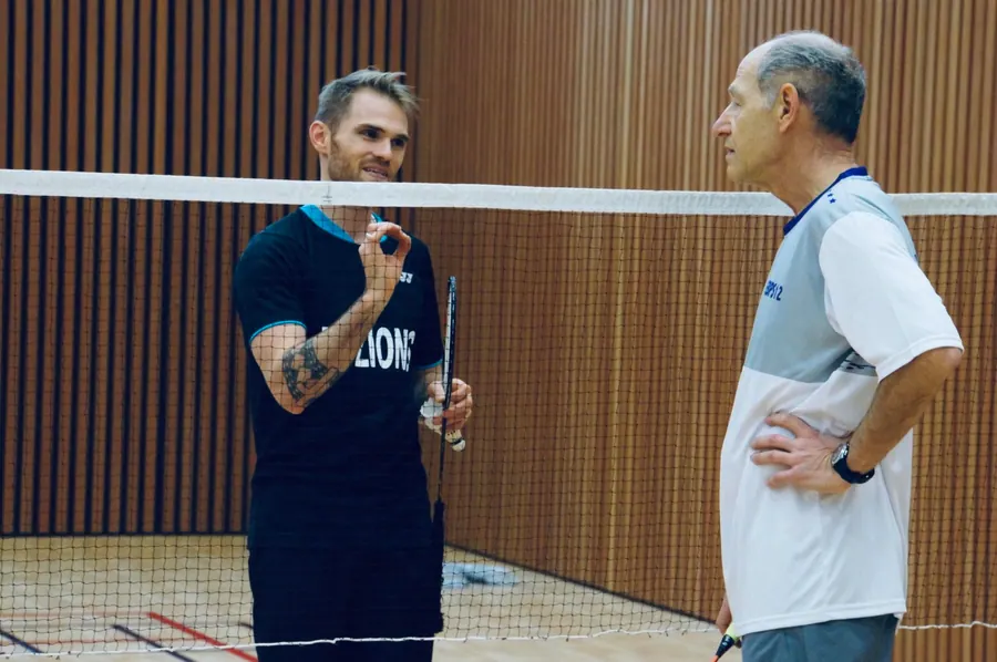 Laurent Constantin en séance individuelle au filet avec un stagiaire adulte