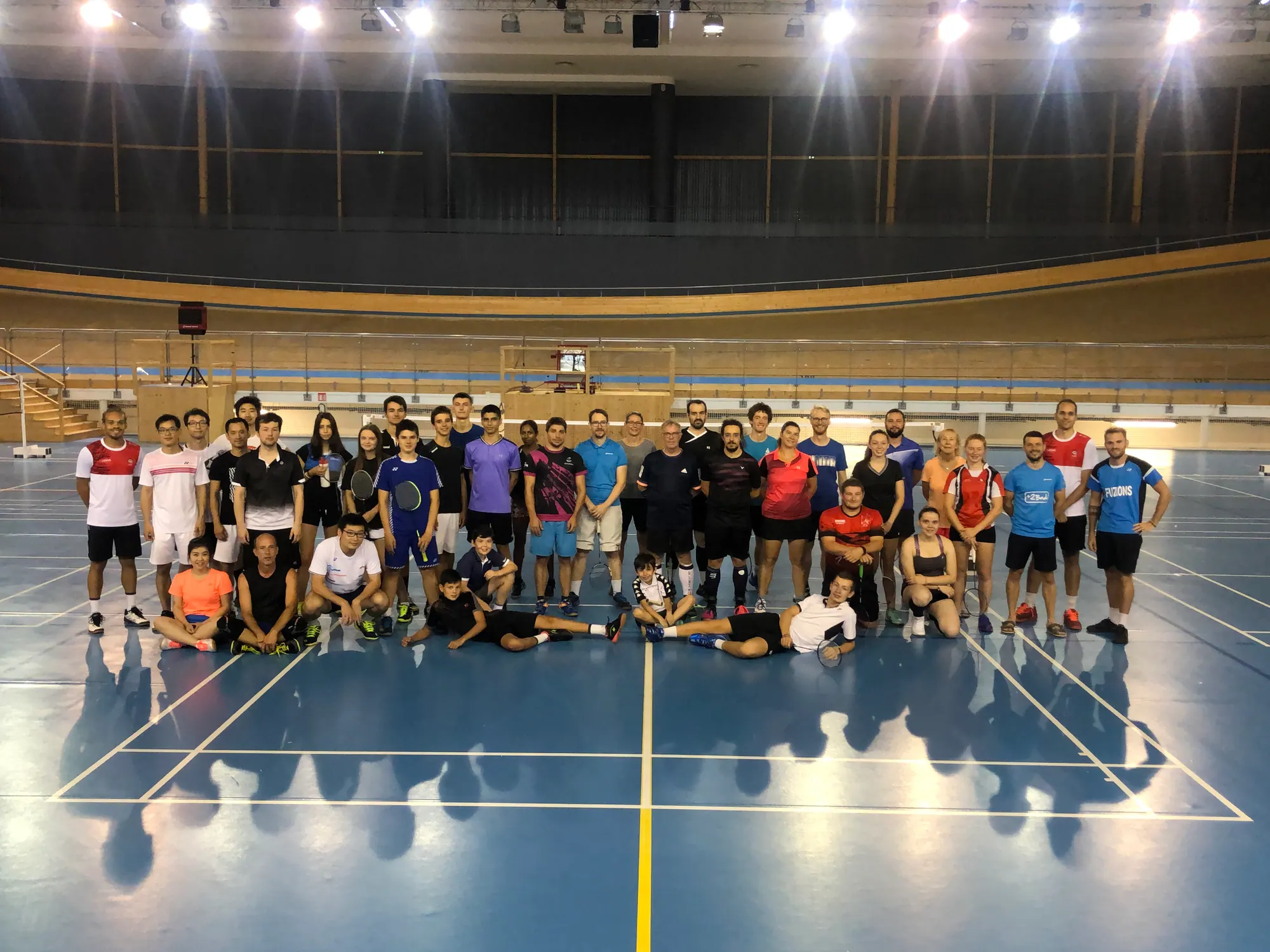 Les stagiaires et les coachs d’une session du stage de Bourges réunis, debout et assis, sur les terrains du CREPS