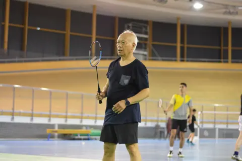 Un stagiaire adulte en jeu dans le gymnase du CREPS