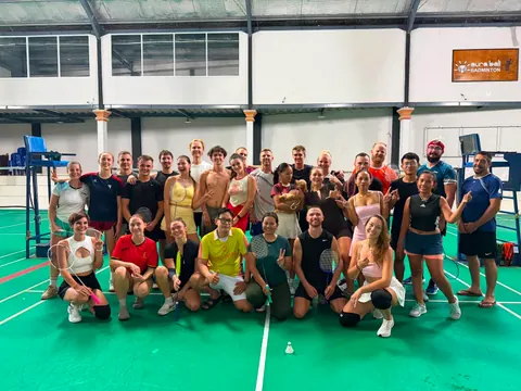 Une grande photo de groupe sur le terrain, stagiaires et joueurs locaux, pendant l’animation de l’édition 2026