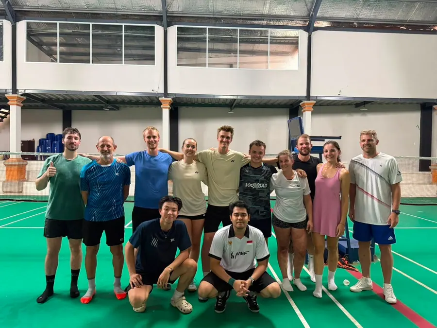 Le groupe 2026, stagiaires et entraîneurs indonésiens, réunis sur les terrains verts de la salle