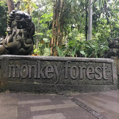 L’entrée de la forêt des singes d’Ubud, son nom gravé dans la pierre