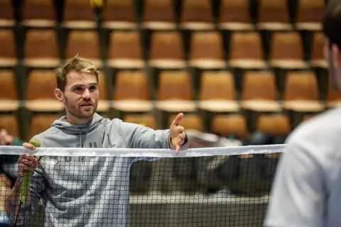 Laurent Constantin donne une consigne au filet, tribunes en arrière-plan