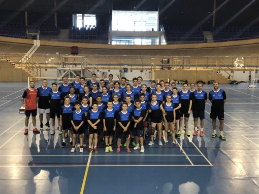 photo de groupe d'un stage de badminton jeunes et adultes