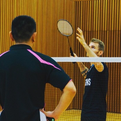 Laurent Constantin en séance individuelle expliquant la technique de frappe main haute en badminton